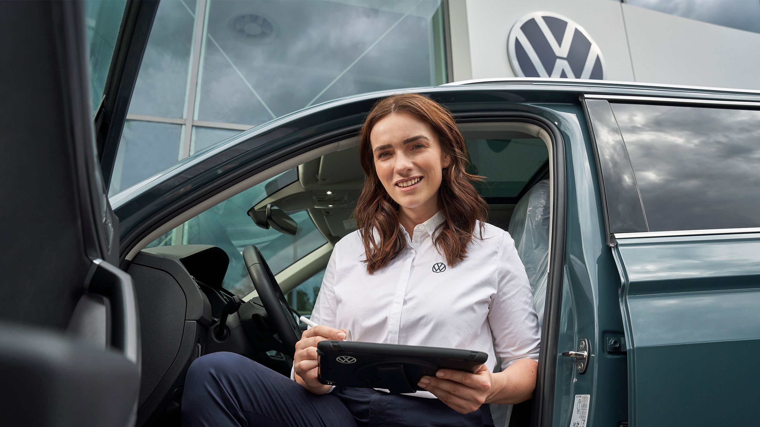 Volkswagen Service Technikerin mit Tablet